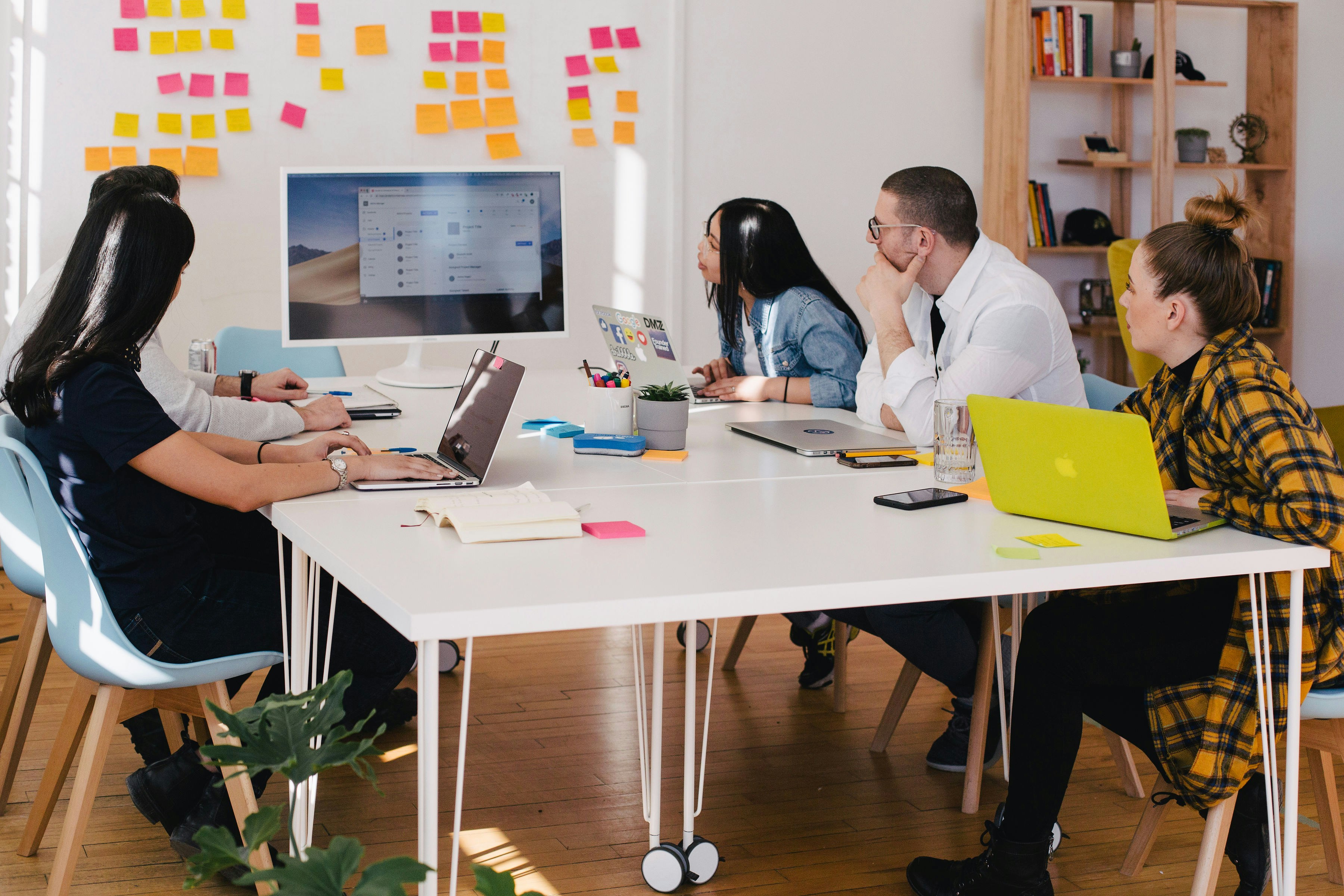 <p><span style="color:rgb(34,34,34);font-family:Arial, Helvetica, sans-serif;font-size:small;">This course targets executives and senior leaders, focusing on strategic decision-making, leadership, corporate governance, and organizational change.</span></p>